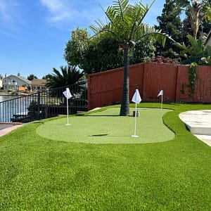 clearwater-beach-backyard-putting-green-fringe-engineering - Sims & Greens Professional backyard putting green in Clearwater Beach, FL, featuring a custom-engineered multi-layered drainage system, precision-contoured chipping fringe, and tour-quality synthetic turf by Sims & Greens.